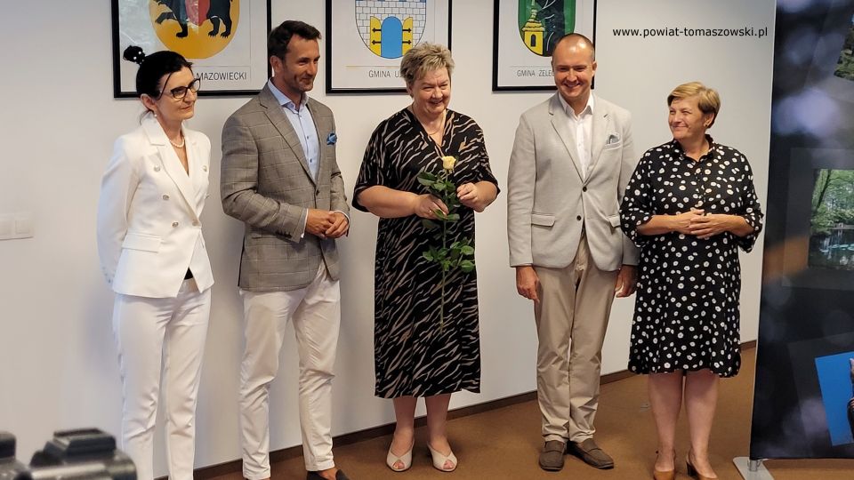 Na zdjęciu: uczestnicy uroczystości, podczas której wręczone zostały awanse na stopień nauczyciela mianowanego, która odbyła się w sali konferencyjnej w Starostwie Powiatowym w Tomaszowie Mazowieckim we wtorek, 30 sierpnia 2022 roku, 