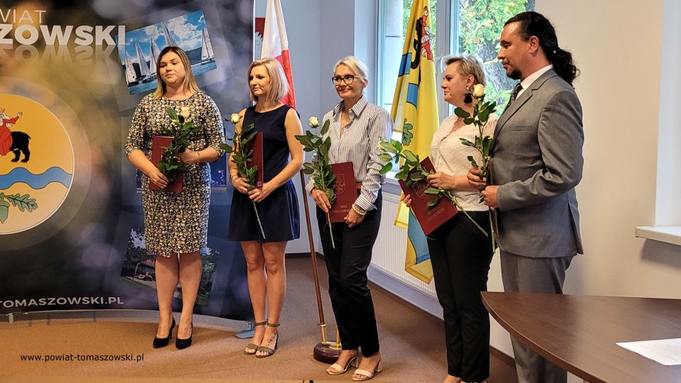 Na zdjęciu: uczestnicy uroczystości, podczas której wręczone zostały awanse na stopień nauczyciela mianowanego, która odbyła się w sali konferencyjnej w Starostwie Powiatowym w Tomaszowie Mazowieckim we wtorek, 30 sierpnia 2022 roku, 