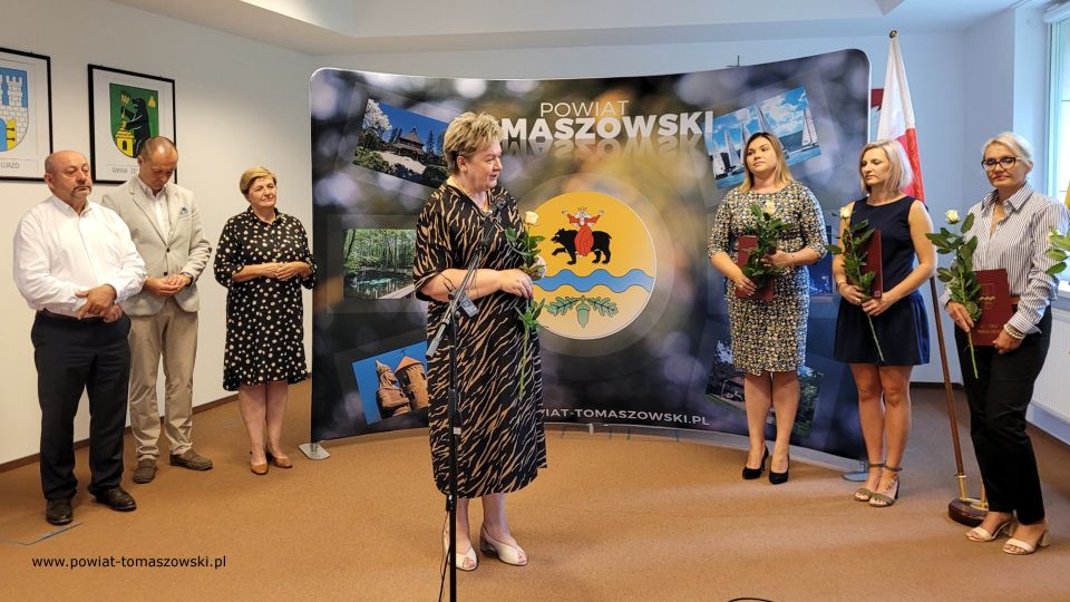 Na zdjęciu: uczestnicy uroczystości, podczas której wręczone zostały awanse na stopień nauczyciela mianowanego, która odbyła się w sali konferencyjnej w Starostwie Powiatowym w Tomaszowie Mazowieckim we wtorek, 30 sierpnia 2022 roku, 