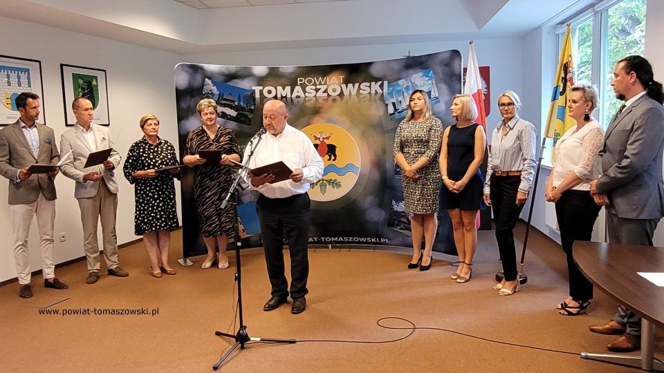 Na zdjęciu: uczestnicy uroczystości, podczas której wręczone zostały awanse na stopień nauczyciela mianowanego, która odbyła się w sali konferencyjnej w Starostwie Powiatowym w Tomaszowie Mazowieckim we wtorek, 30 sierpnia 2022 roku, 