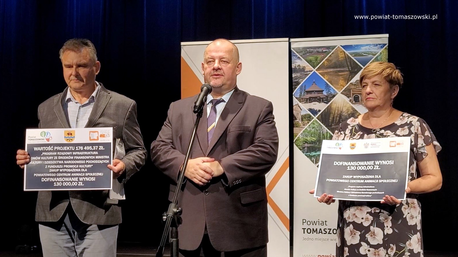 Na zdjęciu: od prawej: Elżbieta Łojszczyk – członek Zarządu Powiatu Tomaszowskiego, Mariusz Węgrzynowski – Starosta Powiatu Tomaszowskiego, Dariusz Stańdo – Wicedyrektor Powiatowego Centrum Animacji Społecznej, podczas konferencji prasowej, która odbyła się w środę, 10 sierpnia 2022 roku, w sali widowiskowej PCAS Na zdjęciu: od prawej: Elżbieta Łojszczyk – członek Zarządu Powiatu Tomaszowskiego, Mariusz Węgrzynowski – Starosta Powiatu Tomaszowskiego, Dariusz Stańdo – Wicedyrektor Powiatowego Centrum Animacji Społecznej, podczas konferencji prasowej, która odbyła się w środę, 10 sierpnia 2022 roku, w sali widowiskowej PCAS