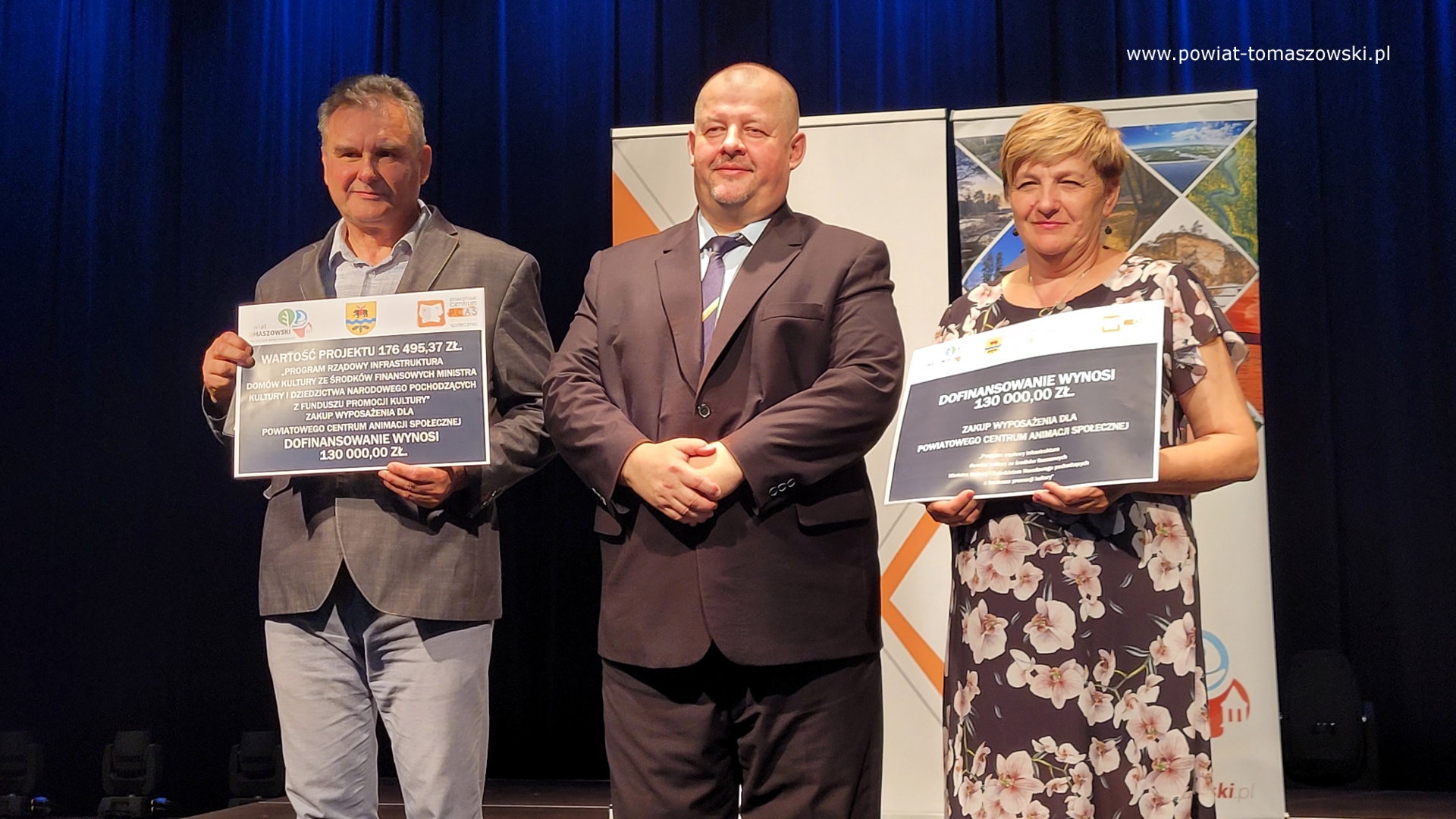 Na zdjęciu: od prawej: Elżbieta Łojszczyk – członek Zarządu Powiatu Tomaszowskiego, Mariusz Węgrzynowski – Starosta Powiatu Tomaszowskiego, Dariusz Stańdo – Wicedyrektor Powiatowego Centrum Animacji Społecznej, podczas konferencji prasowej, która odbyła się w środę, 10 sierpnia 2022 roku, w sali widowiskowej PCAS Na zdjęciu: od prawej: Elżbieta Łojszczyk – członek Zarządu Powiatu Tomaszowskiego, Mariusz Węgrzynowski – Starosta Powiatu Tomaszowskiego, Dariusz Stańdo – Wicedyrektor Powiatowego Centrum Animacji Społecznej, podczas konferencji prasowej, która odbyła się w środę, 10 sierpnia 2022 roku, w sali widowiskowej PCAS