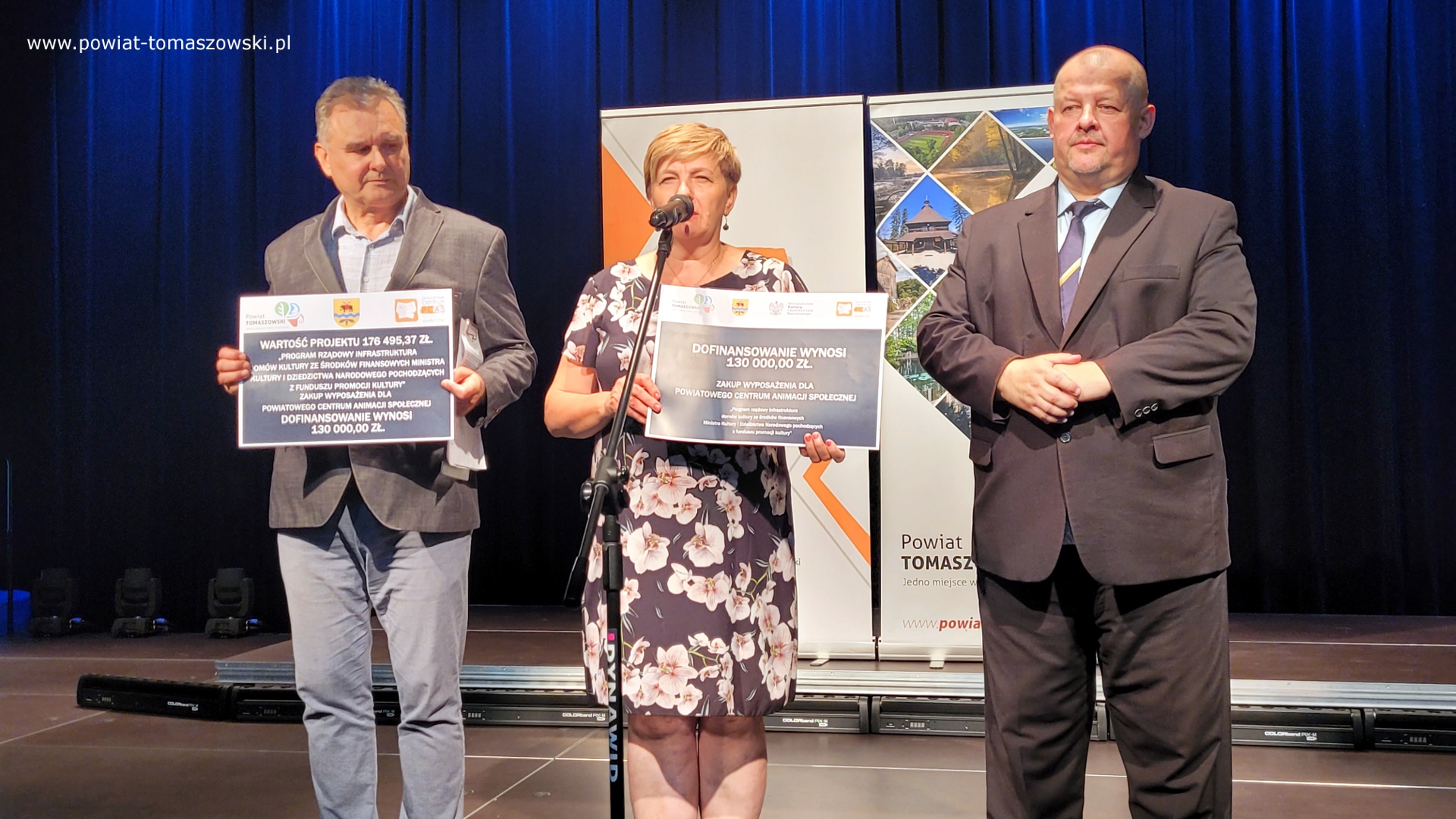 Na zdjęciu: od prawej: Elżbieta Łojszczyk – członek Zarządu Powiatu Tomaszowskiego, Mariusz Węgrzynowski – Starosta Powiatu Tomaszowskiego, Dariusz Stańdo – Wicedyrektor Powiatowego Centrum Animacji Społecznej, podczas konferencji prasowej, która odbyła się w środę, 10 sierpnia 2022 roku, w sali widowiskowej PCAS Na zdjęciu: od prawej: Elżbieta Łojszczyk – członek Zarządu Powiatu Tomaszowskiego, Mariusz Węgrzynowski – Starosta Powiatu Tomaszowskiego, Dariusz Stańdo – Wicedyrektor Powiatowego Centrum Animacji Społecznej, podczas konferencji prasowej, która odbyła się w środę, 10 sierpnia 2022 roku, w sali widowiskowej PCAS