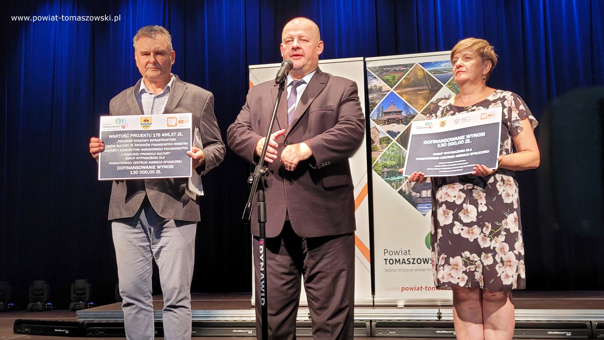 Na zdjęciu: od prawej: Elżbieta Łojszczyk – członek Zarządu Powiatu Tomaszowskiego, Mariusz Węgrzynowski – Starosta Powiatu Tomaszowskiego, Dariusz Stańdo – Wicedyrektor Powiatowego Centrum Animacji Społecznej, podczas konferencji prasowej, która odbyła się w środę, 10 sierpnia 2022 roku, w sali widowiskowej PCAS Na zdjęciu: od prawej: Elżbieta Łojszczyk – członek Zarządu Powiatu Tomaszowskiego, Mariusz Węgrzynowski – Starosta Powiatu Tomaszowskiego, Dariusz Stańdo – Wicedyrektor Powiatowego Centrum Animacji Społecznej, podczas konferencji prasowej, która odbyła się w środę, 10 sierpnia 2022 roku, w sali widowiskowej PCAS