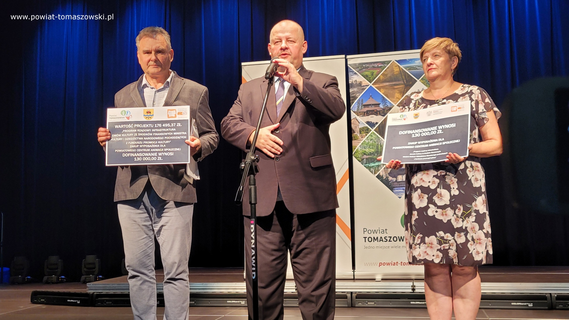 Na zdjęciu: od prawej: Elżbieta Łojszczyk – członek Zarządu Powiatu Tomaszowskiego, Mariusz Węgrzynowski – Starosta Powiatu Tomaszowskiego, Dariusz Stańdo – Wicedyrektor Powiatowego Centrum Animacji Społecznej, podczas konferencji prasowej, która odbyła się w środę, 10 sierpnia 2022 roku, w sali widowiskowej PCAS Na zdjęciu: od prawej: Elżbieta Łojszczyk – członek Zarządu Powiatu Tomaszowskiego, Mariusz Węgrzynowski – Starosta Powiatu Tomaszowskiego, Dariusz Stańdo – Wicedyrektor Powiatowego Centrum Animacji Społecznej, podczas konferencji prasowej, która odbyła się w środę, 10 sierpnia 2022 roku, w sali widowiskowej PCASv