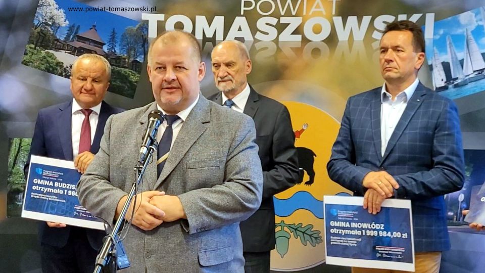 Na zdjęciu: uczestnicy konferencji prasowej, która odbyła się w piątek, 15 lipca 2022 roku, w sali konferencyjnej w Starostwie Powiatowym w Tomaszowie Mazowieckim, podczas której przekazane zostały informacje o otrzymanym dofinansowaniu w III edycji Programu Inwestycji Strategicznych – PGR 