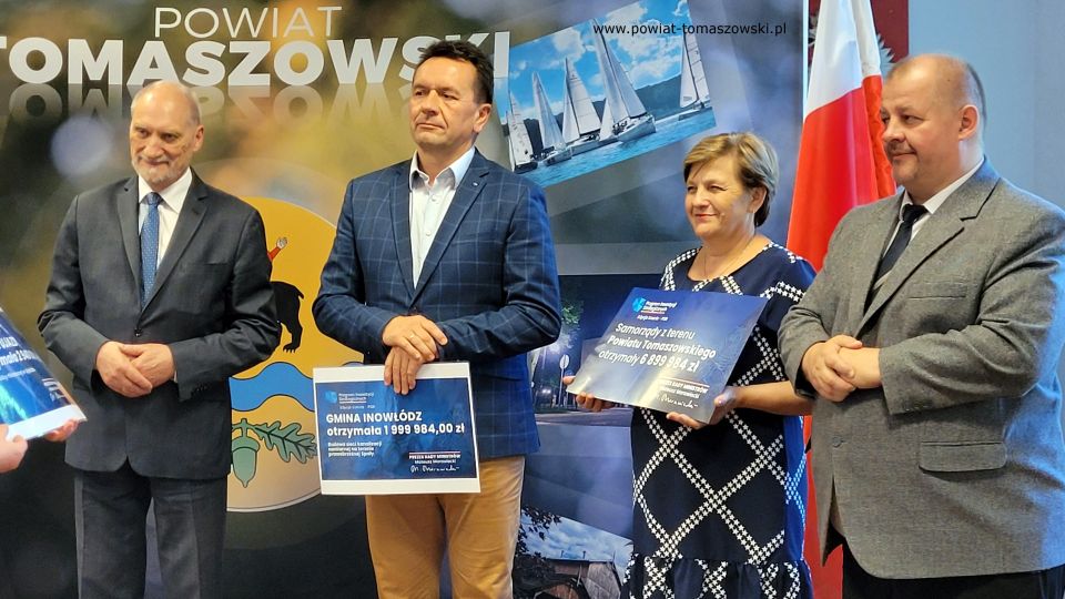 Na zdjęciu: uczestnicy konferencji prasowej, która odbyła się w piątek, 15 lipca 2022 roku, w sali konferencyjnej w Starostwie Powiatowym w Tomaszowie Mazowieckim, podczas której przekazane zostały informacje o otrzymanym dofinansowaniu w III edycji Programu Inwestycji Strategicznych – PGR 