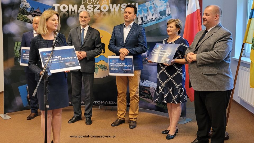 Na zdjęciu: uczestnicy konferencji prasowej, która odbyła się w piątek, 15 lipca 2022 roku, w sali konferencyjnej w Starostwie Powiatowym w Tomaszowie Mazowieckim, podczas której przekazane zostały informacje o otrzymanym dofinansowaniu w III edycji Programu Inwestycji Strategicznych – PGR 