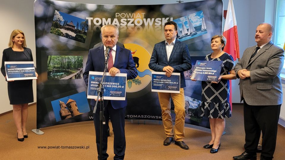 Na zdjęciu: uczestnicy konferencji prasowej, która odbyła się w piątek, 15 lipca 2022 roku, w sali konferencyjnej w Starostwie Powiatowym w Tomaszowie Mazowieckim, podczas której przekazane zostały informacje o otrzymanym dofinansowaniu w III edycji Programu Inwestycji Strategicznych – PGR 
