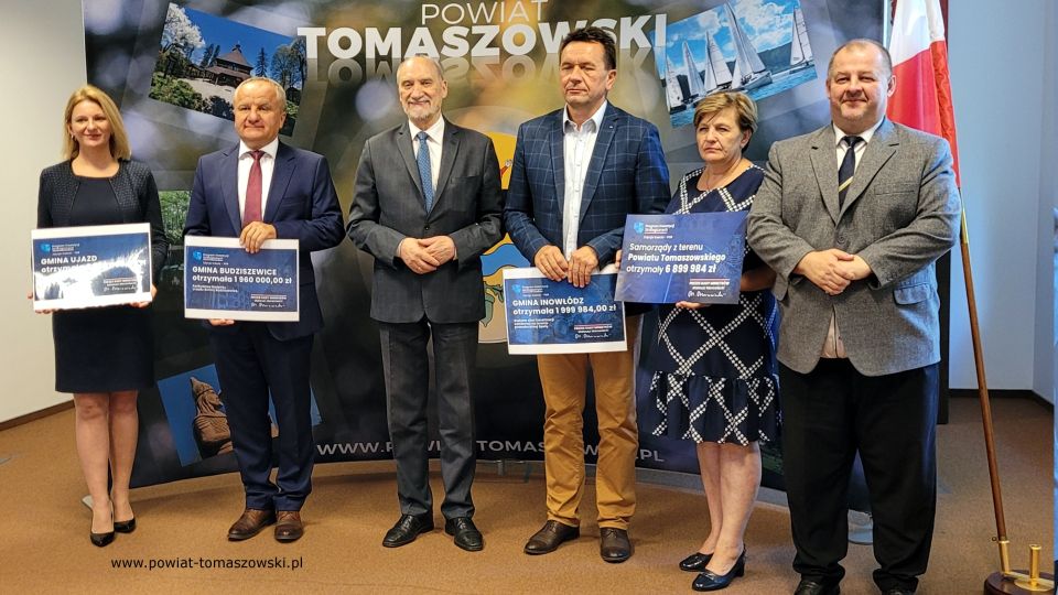 Na zdjęciu: uczestnicy konferencji prasowej, która odbyła się w piątek, 15 lipca 2022 roku, w sali konferencyjnej w Starostwie Powiatowym w Tomaszowie Mazowieckim, podczas której przekazane zostały informacje o otrzymanym dofinansowaniu w III edycji Programu Inwestycji Strategicznych – PGR 