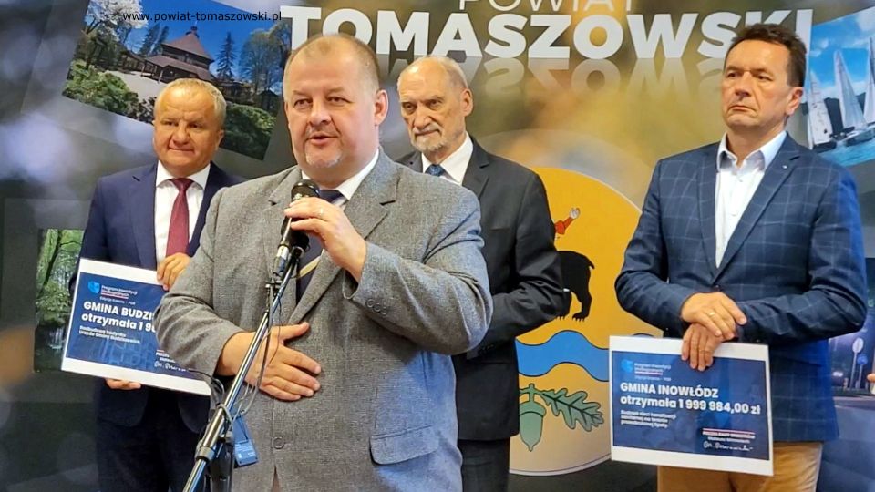 Na zdjęciu: uczestnicy konferencji prasowej, która odbyła się w piątek, 15 lipca 2022 roku, w sali konferencyjnej w Starostwie Powiatowym w Tomaszowie Mazowieckim, podczas której przekazane zostały informacje o otrzymanym dofinansowaniu w III edycji Programu Inwestycji Strategicznych – PGR 