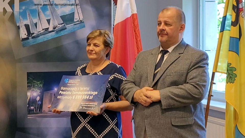 Na zdjęciu: uczestnicy konferencji prasowej, która odbyła się w piątek, 15 lipca 2022 roku, w sali konferencyjnej w Starostwie Powiatowym w Tomaszowie Mazowieckim, podczas której przekazane zostały informacje o otrzymanym dofinansowaniu w III edycji Programu Inwestycji Strategicznych – PGR 