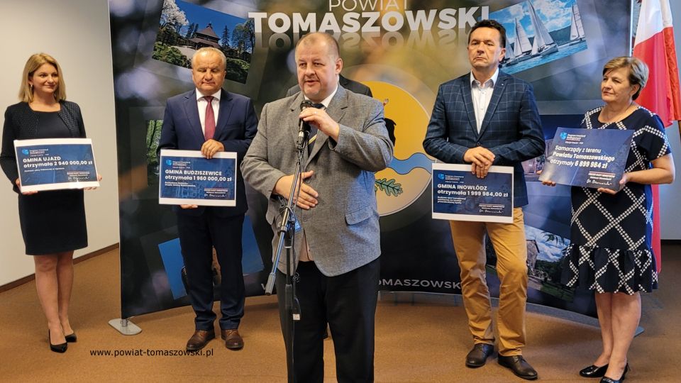 Na zdjęciu: uczestnicy konferencji prasowej, która odbyła się w piątek, 15 lipca 2022 roku, w sali konferencyjnej w Starostwie Powiatowym w Tomaszowie Mazowieckim, podczas której przekazane zostały informacje o otrzymanym dofinansowaniu w III edycji Programu Inwestycji Strategicznych – PGR 