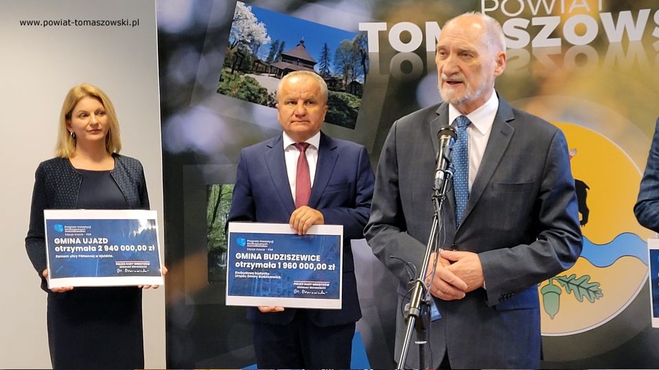 Na zdjęciu: uczestnicy konferencji prasowej, która odbyła się w piątek, 15 lipca 2022 roku, w sali konferencyjnej w Starostwie Powiatowym w Tomaszowie Mazowieckim, podczas której przekazane zostały informacje o otrzymanym dofinansowaniu w III edycji Programu Inwestycji Strategicznych – PGR 