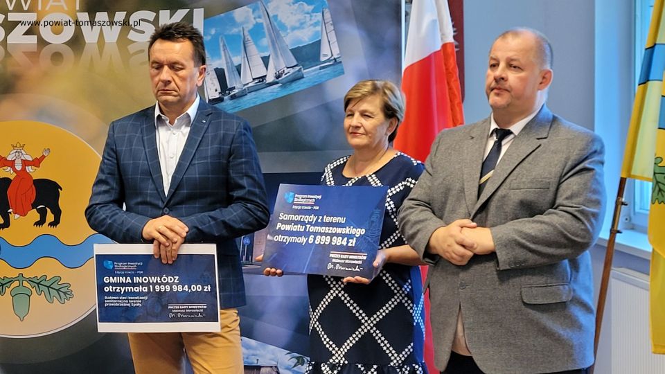 Na zdjęciu: uczestnicy konferencji prasowej, która odbyła się w piątek, 15 lipca 2022 roku, w sali konferencyjnej w Starostwie Powiatowym w Tomaszowie Mazowieckim, podczas której przekazane zostały informacje o otrzymanym dofinansowaniu w III edycji Programu Inwestycji Strategicznych – PGR 
