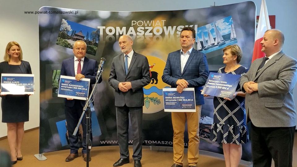 Na zdjęciu: uczestnicy konferencji prasowej, która odbyła się w piątek, 15 lipca 2022 roku, w sali konferencyjnej w Starostwie Powiatowym w Tomaszowie Mazowieckim, podczas której przekazane zostały informacje o otrzymanym dofinansowaniu w III edycji Programu Inwestycji Strategicznych – PGR 