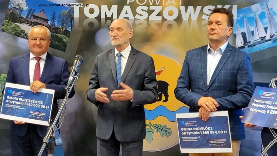 Na zdjęciu: uczestnicy konferencji prasowej, która odbyła się w piątek, 15 lipca 2022 roku, w sali konferencyjnej w Starostwie Powiatowym w Tomaszowie Mazowieckim, podczas której przekazane zostały informacje o otrzymanym dofinansowaniu w III edycji Programu Inwestycji Strategicznych – PGR 