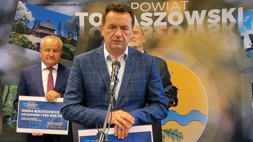 Na zdjęciu: uczestnicy konferencji prasowej, która odbyła się w piątek, 15 lipca 2022 roku, w sali konferencyjnej w Starostwie Powiatowym w Tomaszowie Mazowieckim, podczas której przekazane zostały informacje o otrzymanym dofinansowaniu w III edycji Programu Inwestycji Strategicznych – PGR 