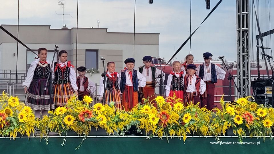 Na zdjęciu: uczestnicy Pikniku na Zakończenie Lata, który odbył się w Smardzewicach przy Sanktuarium Świętej Anny w niedzielę, 28 sierpnia 2022 roku, 