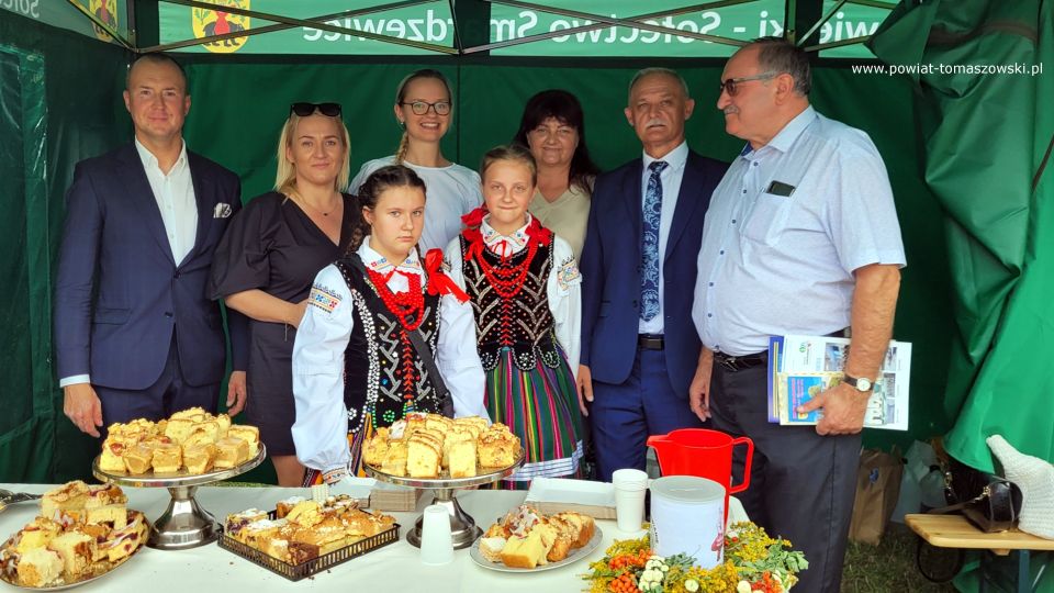 Na zdjęciu: uczestnicy Pikniku na Zakończenie Lata, który odbył się w Smardzewicach przy Sanktuarium Świętej Anny w niedzielę, 28 sierpnia 2022 roku, 