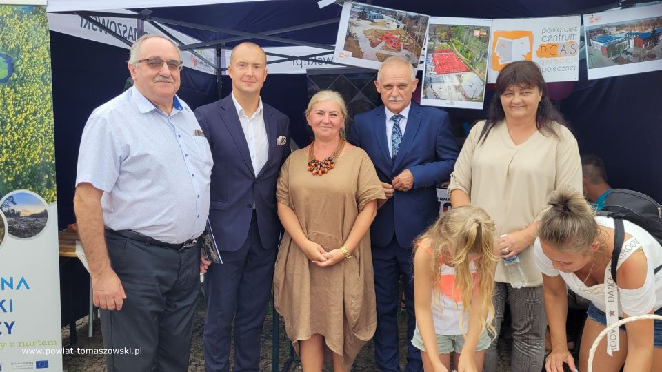 Na zdjęciu: uczestnicy Pikniku na Zakończenie Lata, który odbył się w Smardzewicach przy Sanktuarium Świętej Anny w niedzielę, 28 sierpnia 2022 roku, 