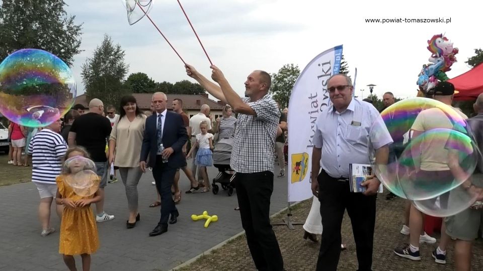 Na zdjęciu: uczestnicy Pikniku na Zakończenie Lata, który odbył się w Smardzewicach przy Sanktuarium Świętej Anny w niedzielę, 28 sierpnia 2022 roku, 