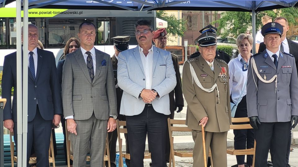 Na zdjęciu: uczestnicy uroczystości poświęconej 78. rocznicy wybuchu Powstania Warszawskiego, która odbyła się w Tomaszowie Mazowieckim w poniedziałek, 1 sierpnia 2022 roku, Na zdjęciu: uczestnicy uroczystości poświęconej 78. rocznicy wybuchu Powstania Warszawskiego, która odbyła się w Tomaszowie Mazowieckim w poniedziałek, 1 sierpnia 2022 roku,