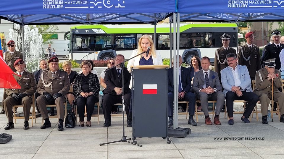 Na zdjęciu: uczestnicy uroczystości poświęconej 78. rocznicy wybuchu Powstania Warszawskiego, która odbyła się w Tomaszowie Mazowieckim w poniedziałek, 1 sierpnia 2022 roku, Na zdjęciu: uczestnicy uroczystości poświęconej 78. rocznicy wybuchu Powstania Warszawskiego, która odbyła się w Tomaszowie Mazowieckim w poniedziałek, 1 sierpnia 2022 roku,