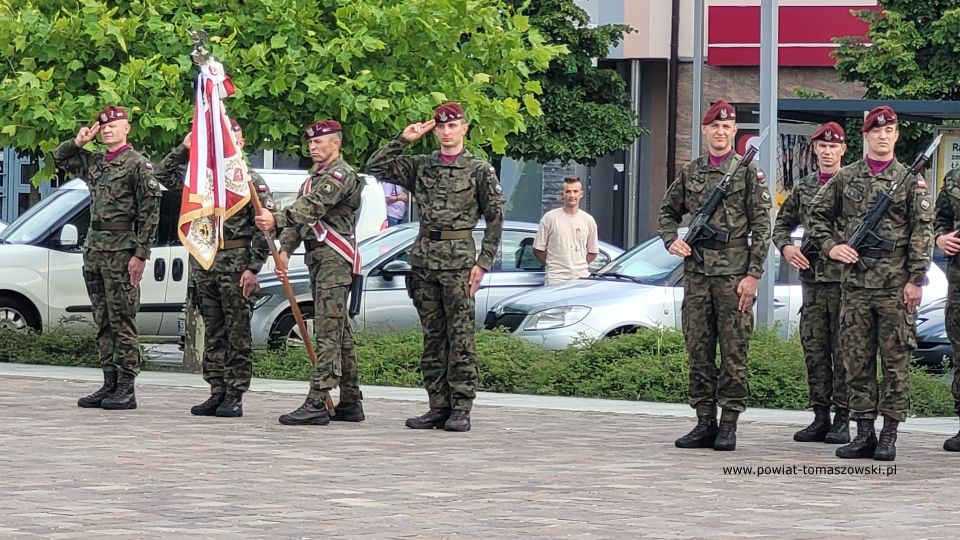 Na zdjęciu: uczestnicy uroczystości poświęconej 78. rocznicy wybuchu Powstania Warszawskiego, która odbyła się w Tomaszowie Mazowieckim w poniedziałek, 1 sierpnia 2022 roku, Na zdjęciu: uczestnicy uroczystości poświęconej 78. rocznicy wybuchu Powstania Warszawskiego, która odbyła się w Tomaszowie Mazowieckim w poniedziałek, 1 sierpnia 2022 roku,