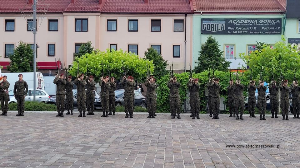 Na zdjęciu: uczestnicy uroczystości poświęconej 78. rocznicy wybuchu Powstania Warszawskiego, która odbyła się w Tomaszowie Mazowieckim w poniedziałek, 1 sierpnia 2022 roku, Na zdjęciu: uczestnicy uroczystości poświęconej 78. rocznicy wybuchu Powstania Warszawskiego, która odbyła się w Tomaszowie Mazowieckim w poniedziałek, 1 sierpnia 2022 roku,