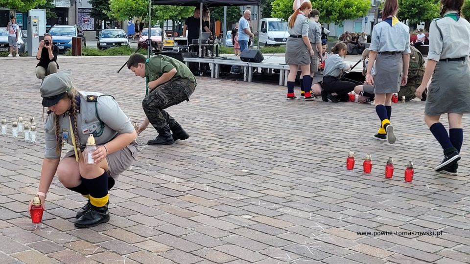Na zdjęciu: uczestnicy uroczystości poświęconej 78. rocznicy wybuchu Powstania Warszawskiego, która odbyła się w Tomaszowie Mazowieckim w poniedziałek, 1 sierpnia 2022 roku, Na zdjęciu: uczestnicy uroczystości poświęconej 78. rocznicy wybuchu Powstania Warszawskiego, która odbyła się w Tomaszowie Mazowieckim w poniedziałek, 1 sierpnia 2022 roku,