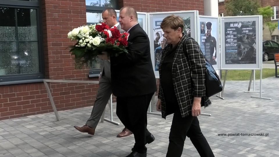 Na zdjęciu: uczestnicy uroczystości poświęconej 78. rocznicy wybuchu Powstania Warszawskiego, która odbyła się w Tomaszowie Mazowieckim w poniedziałek, 1 sierpnia 2022 roku, Na zdjęciu: uczestnicy uroczystości poświęconej 78. rocznicy wybuchu Powstania Warszawskiego, która odbyła się w Tomaszowie Mazowieckim w poniedziałek, 1 sierpnia 2022 roku,