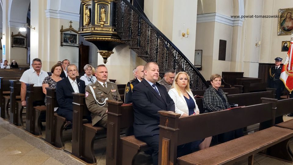 Na zdjęciu: uczestnicy uroczystości poświęconej 78. rocznicy wybuchu Powstania Warszawskiego, która odbyła się w Tomaszowie Mazowieckim w poniedziałek, 1 sierpnia 2022 roku, Na zdjęciu: uczestnicy uroczystości poświęconej 78. rocznicy wybuchu Powstania Warszawskiego, która odbyła się w Tomaszowie Mazowieckim w poniedziałek, 1 sierpnia 2022 roku,
