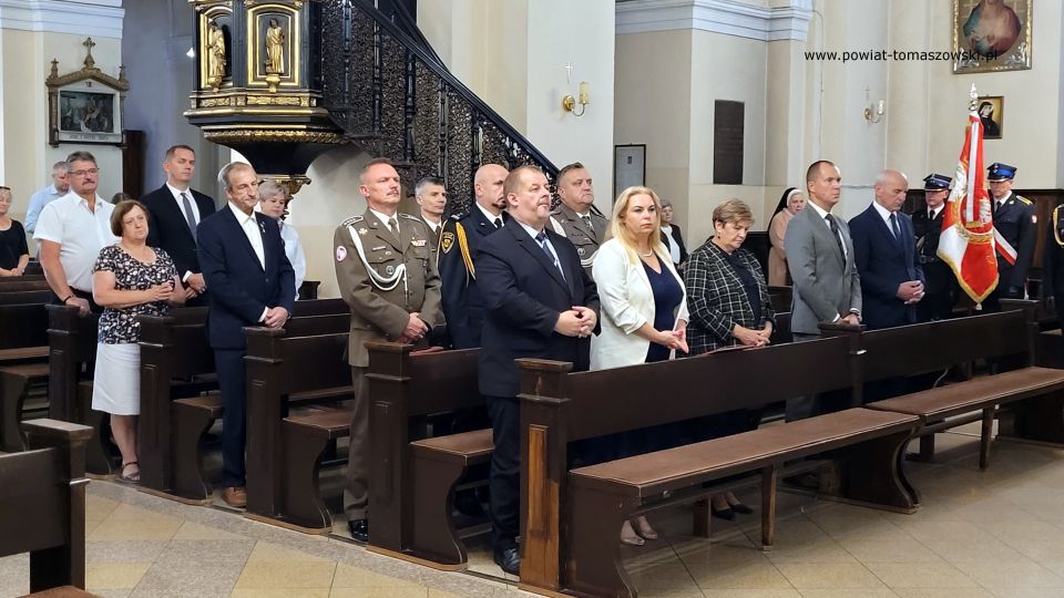 Na zdjęciu: uczestnicy uroczystości poświęconej 78. rocznicy wybuchu Powstania Warszawskiego, która odbyła się w Tomaszowie Mazowieckim w poniedziałek, 1 sierpnia 2022 roku, Na zdjęciu: uczestnicy uroczystości poświęconej 78. rocznicy wybuchu Powstania Warszawskiego, która odbyła się w Tomaszowie Mazowieckim w poniedziałek, 1 sierpnia 2022 roku,