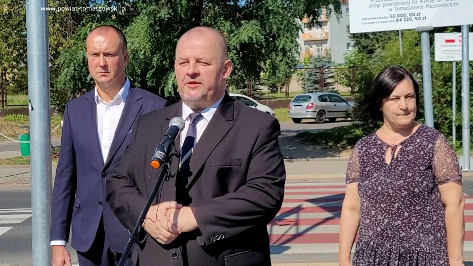 Na zdjęciu: uczestnicy konferencji prasowej, podczas której odbyło się symboliczne oddanie do użytku bezpiecznych przejść dla pieszych na ulicach powiatowych w Tomaszowie Mazowieckim, która odbyła się w piątek, 12 sierpnia 2022 roku, Na zdjęciu: uczestnicy konferencji prasowej, podczas której odbyło się symboliczne oddanie do użytku bezpiecznych przejść dla pieszych na ulicach powiatowych w Tomaszowie Mazowieckim, która odbyła się w piątek, 12 sierpnia 2022 roku,