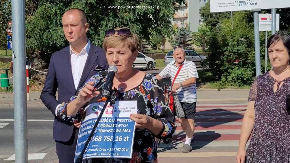 Na zdjęciu: uczestnicy konferencji prasowej, podczas której odbyło się symboliczne oddanie do użytku bezpiecznych przejść dla pieszych na ulicach powiatowych w Tomaszowie Mazowieckim, która odbyła się w piątek, 12 sierpnia 2022 roku, Na zdjęciu: uczestnicy konferencji prasowej, podczas której odbyło się symboliczne oddanie do użytku bezpiecznych przejść dla pieszych na ulicach powiatowych w Tomaszowie Mazowieckim, która odbyła się w piątek, 12 sierpnia 2022 roku,