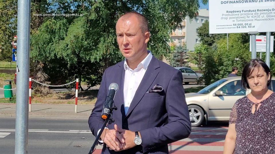 Na zdjęciu: uczestnicy konferencji prasowej, podczas której odbyło się symboliczne oddanie do użytku bezpiecznych przejść dla pieszych na ulicach powiatowych w Tomaszowie Mazowieckim, która odbyła się w piątek, 12 sierpnia 2022 roku, Na zdjęciu: uczestnicy konferencji prasowej, podczas której odbyło się symboliczne oddanie do użytku bezpiecznych przejść dla pieszych na ulicach powiatowych w Tomaszowie Mazowieckim, która odbyła się w piątek, 12 sierpnia 2022 roku,