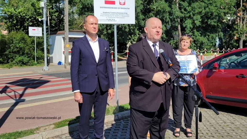 Na zdjęciu: uczestnicy konferencji prasowej, podczas której odbyło się symboliczne oddanie do użytku bezpiecznych przejść dla pieszych na ulicach powiatowych w Tomaszowie Mazowieckim, która odbyła się w piątek, 12 sierpnia 2022 roku, Na zdjęciu: uczestnicy konferencji prasowej, podczas której odbyło się symboliczne oddanie do użytku bezpiecznych przejść dla pieszych na ulicach powiatowych w Tomaszowie Mazowieckim, która odbyła się w piątek, 12 sierpnia 2022 roku,