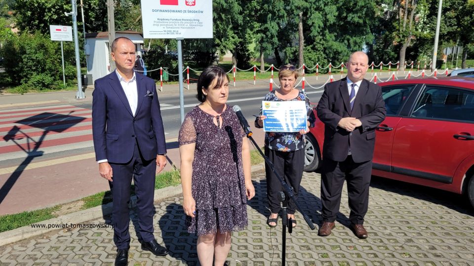 Na zdjęciu: uczestnicy konferencji prasowej, podczas której odbyło się symboliczne oddanie do użytku bezpiecznych przejść dla pieszych na ulicach powiatowych w Tomaszowie Mazowieckim, która odbyła się w piątek, 12 sierpnia 2022 roku, Na zdjęciu: uczestnicy konferencji prasowej, podczas której odbyło się symboliczne oddanie do użytku bezpiecznych przejść dla pieszych na ulicach powiatowych w Tomaszowie Mazowieckim, która odbyła się w piątek, 12 sierpnia 2022 roku,