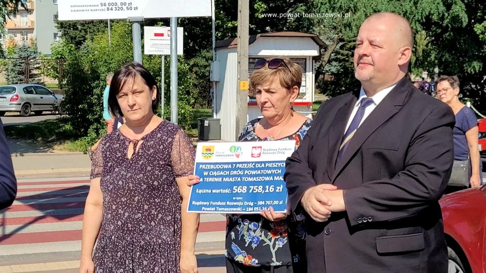 Na zdjęciu: uczestnicy konferencji prasowej, podczas której odbyło się symboliczne oddanie do użytku bezpiecznych przejść dla pieszych na ulicach powiatowych w Tomaszowie Mazowieckim, która odbyła się w piątek, 12 sierpnia 2022 roku, Na zdjęciu: uczestnicy konferencji prasowej, podczas której odbyło się symboliczne oddanie do użytku bezpiecznych przejść dla pieszych na ulicach powiatowych w Tomaszowie Mazowieckim, która odbyła się w piątek, 12 sierpnia 2022 roku,