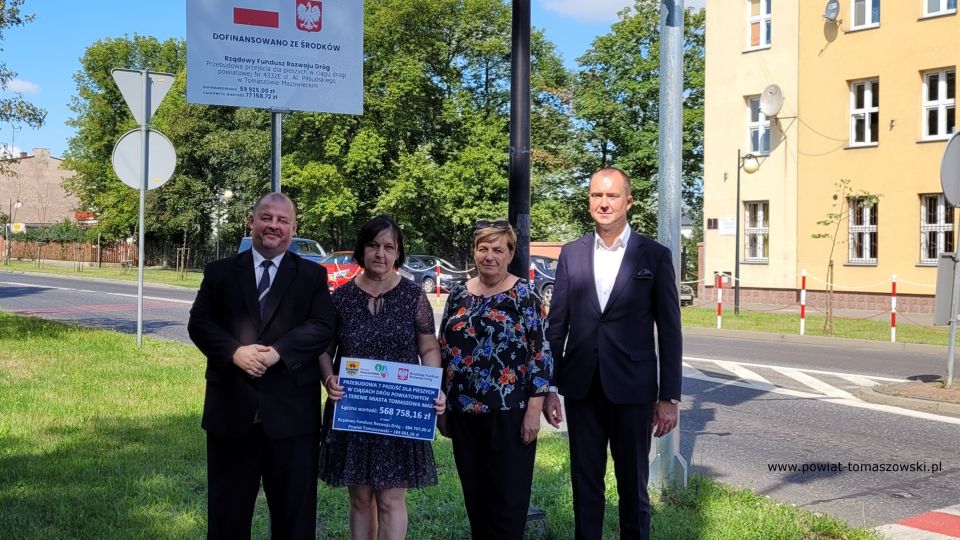 Na zdjęciu: uczestnicy konferencji prasowej, podczas której odbyło się symboliczne oddanie do użytku bezpiecznych przejść dla pieszych na ulicach powiatowych w Tomaszowie Mazowieckim, która odbyła się w piątek, 12 sierpnia 2022 roku, Na zdjęciu: uczestnicy konferencji prasowej, podczas której odbyło się symboliczne oddanie do użytku bezpiecznych przejść dla pieszych na ulicach powiatowych w Tomaszowie Mazowieckim, która odbyła się w piątek, 12 sierpnia 2022 roku,