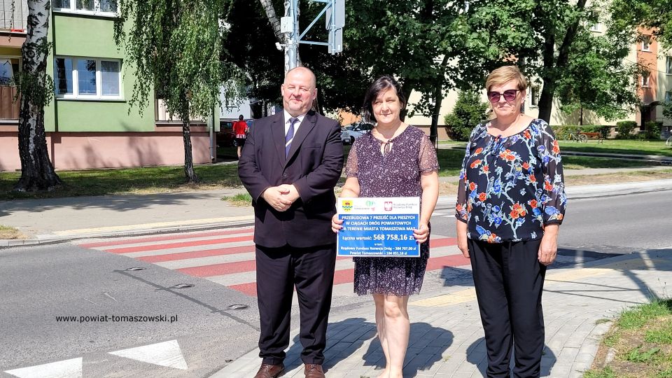 Na zdjęciu: uczestnicy konferencji prasowej, podczas której odbyło się symboliczne oddanie do użytku bezpiecznych przejść dla pieszych na ulicach powiatowych w Tomaszowie Mazowieckim, która odbyła się w piątek, 12 sierpnia 2022 roku, Na zdjęciu: uczestnicy konferencji prasowej, podczas której odbyło się symboliczne oddanie do użytku bezpiecznych przejść dla pieszych na ulicach powiatowych w Tomaszowie Mazowieckim, która odbyła się w piątek, 12 sierpnia 2022 roku,