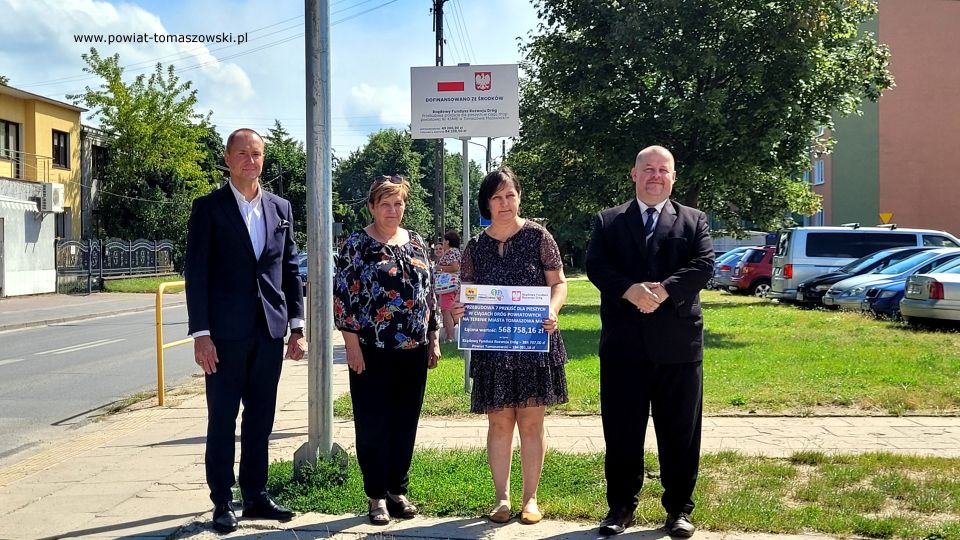 Na zdjęciu: uczestnicy konferencji prasowej, podczas której odbyło się symboliczne oddanie do użytku bezpiecznych przejść dla pieszych na ulicach powiatowych w Tomaszowie Mazowieckim, która odbyła się w piątek, 12 sierpnia 2022 roku, Na zdjęciu: uczestnicy konferencji prasowej, podczas której odbyło się symboliczne oddanie do użytku bezpiecznych przejść dla pieszych na ulicach powiatowych w Tomaszowie Mazowieckim, która odbyła się w piątek, 12 sierpnia 2022 roku,