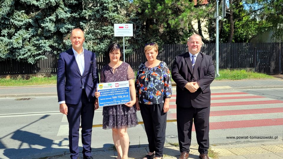 Na zdjęciu: uczestnicy konferencji prasowej, podczas której odbyło się symboliczne oddanie do użytku bezpiecznych przejść dla pieszych na ulicach powiatowych w Tomaszowie Mazowieckim, która odbyła się w piątek, 12 sierpnia 2022 roku, Na zdjęciu: uczestnicy konferencji prasowej, podczas której odbyło się symboliczne oddanie do użytku bezpiecznych przejść dla pieszych na ulicach powiatowych w Tomaszowie Mazowieckim, która odbyła się w piątek, 12 sierpnia 2022 roku,