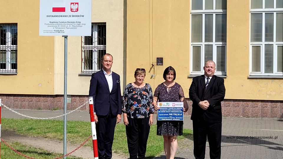 Na zdjęciu: uczestnicy konferencji prasowej, podczas której odbyło się symboliczne oddanie do użytku bezpiecznych przejść dla pieszych na ulicach powiatowych w Tomaszowie Mazowieckim, która odbyła się w piątek, 12 sierpnia 2022 roku, Na zdjęciu: uczestnicy konferencji prasowej, podczas której odbyło się symboliczne oddanie do użytku bezpiecznych przejść dla pieszych na ulicach powiatowych w Tomaszowie Mazowieckim, która odbyła się w piątek, 12 sierpnia 2022 roku,