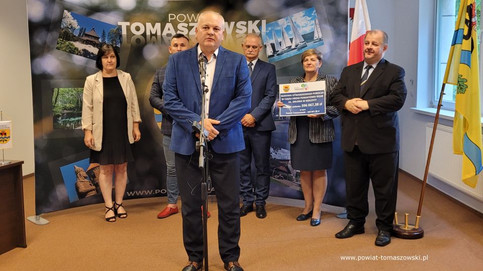 Na zdjęciu: uczestnicy konferencji prasowej, podczas której podpisana została umowa na realizację zadania pod nazwą „ Budowa utwardzonego pobocza w ciągu drogi powiatowej 4310E ul. Zielona w Rzeczycy”, która odbyła się w sali konferencyjnej w Starostwie Powiatowym w Tomaszowie Mazowieckim we wtorek, 2 sierpnia 2022 roku, 
