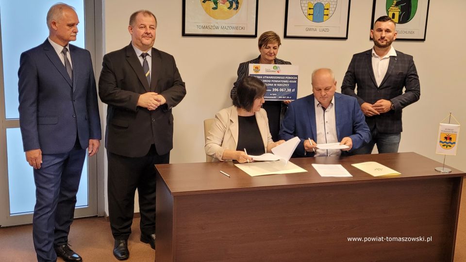 Na zdjęciu: uczestnicy konferencji prasowej, podczas której podpisana została umowa na realizację zadania pod nazwą „ Budowa utwardzonego pobocza w ciągu drogi powiatowej 4310E ul. Zielona w Rzeczycy”, która odbyła się w sali konferencyjnej w Starostwie Powiatowym w Tomaszowie Mazowieckim we wtorek, 2 sierpnia 2022 roku, 