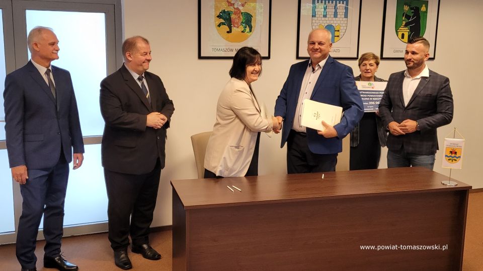 Na zdjęciu: uczestnicy konferencji prasowej, podczas której podpisana została umowa na realizację zadania pod nazwą „ Budowa utwardzonego pobocza w ciągu drogi powiatowej 4310E ul. Zielona w Rzeczycy”, która odbyła się w sali konferencyjnej w Starostwie Powiatowym w Tomaszowie Mazowieckim we wtorek, 2 sierpnia 2022 roku, 