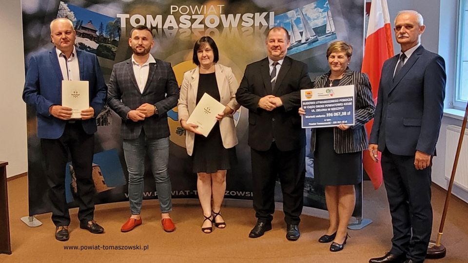 Na zdjęciu: uczestnicy konferencji prasowej, podczas której podpisana została umowa na realizację zadania pod nazwą „ Budowa utwardzonego pobocza w ciągu drogi powiatowej 4310E ul. Zielona w Rzeczycy”, która odbyła się w sali konferencyjnej w Starostwie Powiatowym w Tomaszowie Mazowieckim we wtorek, 2 sierpnia 2022 roku, 