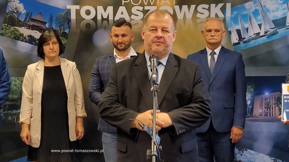 Na zdjęciu: uczestnicy konferencji prasowej, podczas której podpisana została umowa na realizację zadania pod nazwą „ Budowa utwardzonego pobocza w ciągu drogi powiatowej 4310E ul. Zielona w Rzeczycy”, która odbyła się w sali konferencyjnej w Starostwie Powiatowym w Tomaszowie Mazowieckim we wtorek, 2 sierpnia 2022 roku, 